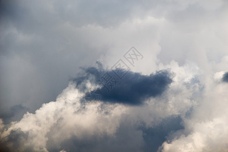 天空中弥漫着黑暗和灰暗的乌云气候风暴季节飓风晴天云景雷雨气氛臭氧气象图片