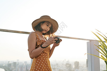 年轻美丽的亚洲旅行女青年 使用数码胶合相机和笑容大厦自拍场景外滩女性黑色文化黑发冒充潮人图片