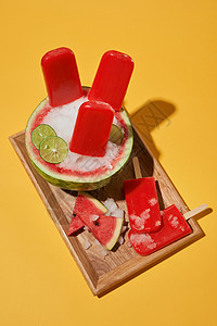 夏天的情绪 西瓜冰和黄本底木托盘上的西瓜片图片