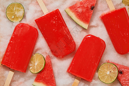 西瓜冰冰和在冰盘上切柠檬红色棒冰小吃水果白色奶油甜点冻结食物薄荷图片