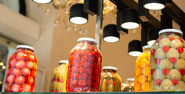 罐子中自制咸菜 发酵和保存的蔬菜杂货店黄瓜收成营养装罐水果玻璃食物厨房消化图片