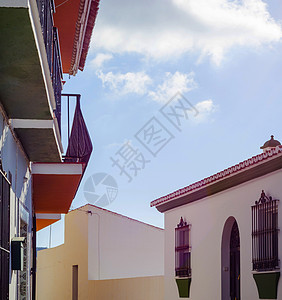 美丽 图片化的街道 狭窄的道路 白色建筑物外墙 西班牙建筑中心行人路面蓝天历史游客访问窗户人行道建筑学图片