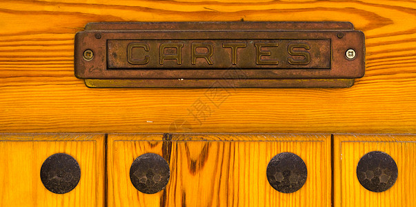 门上的旧信箱 传统送信给房子的传统方式 旧邮箱盒子旅行门把手邮政建筑学历史风格框架木头入口图片