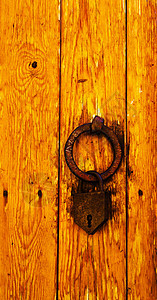 门上装着黄铜敲门的形状 装饰 漂亮的房子入口建筑学金属历史风化门把手圆圈雕塑乡村旅行木头图片