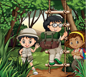 孩子们在森林中远足图片