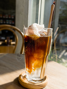 冰咖啡艺术字一杯加椰子汁的冰冰美式冰咖啡热带液体饮料咖啡杯甜点玻璃咖啡馆果汁早餐食物背景