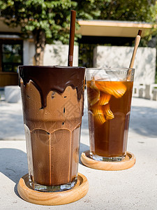 一杯冰的摩卡和冰的美式巧克力加椰子汁椰子汁食物木头果汁玻璃水果甜点杯子液体桌子背景图片