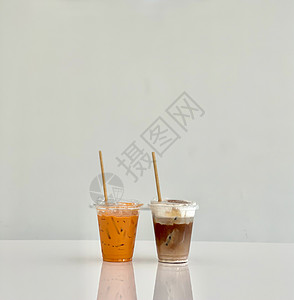 冰咖啡艺术字一杯冰雪摩卡和冰冰泰奶茶甜点早餐食物水果木头果汁热带桌子饮料椰子汁背景