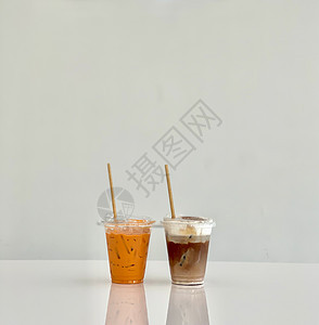 一杯冰雪摩卡和冰冰泰奶茶甜点早餐食物水果木头果汁热带桌子饮料椰子汁图片