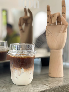 冰咖啡艺术字一杯冰拿铁咖啡背景