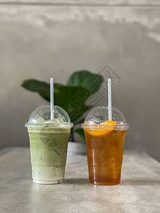 一杯冰冷的绿茶和柠檬茶图片