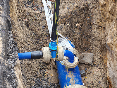 修理地下破碎管道管 更换新管道安装蓝色地面供水工程灾难落水管失败工程师状况图片
