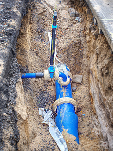 修理地下破碎管道管 更换新管道工程师设施安装地面蓝色塑料水管螺栓泄漏工程图片