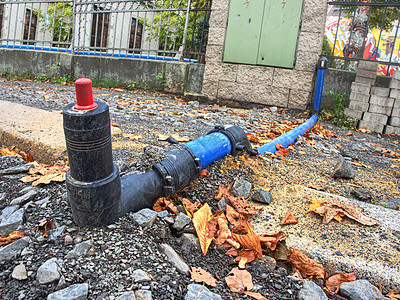 HDPE蓝色管 通过弯曲部分连接到城市饮用水供应系统径流警戒线障碍住宅基础设施排水管打扫家庭维修警告图片