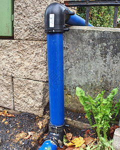 HDPE蓝色管 通过弯曲部分连接到城市饮用水供应系统管道径流制造业警告排气危险土方障碍打扫建筑图片