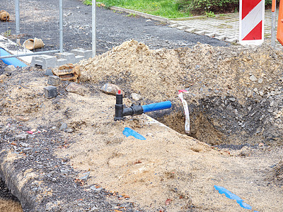 PVC 土壤中的水管 家庭住房供水系统农场房子软管管子环境工程基础设施安装命令压力图片