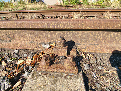 旧铁路上生锈螺丝和坚果的详情曲目库存货物金属苯酚螺栓交通小路轨枕火车图片