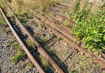 Rusty火车的铁轨 铁路之间的花岗石运输夹子苯酚中毒黏土金属货运差距力量技术图片