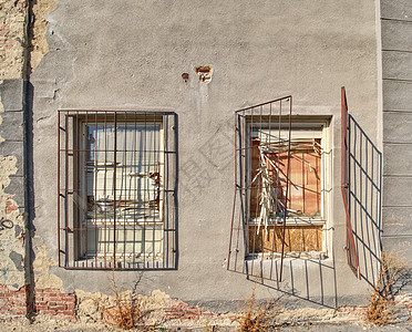建筑物外墙上的装饰窗户和一扇有围墙的门建筑地面衰变房子旅游水管历史性铁棒浮雕石头图片