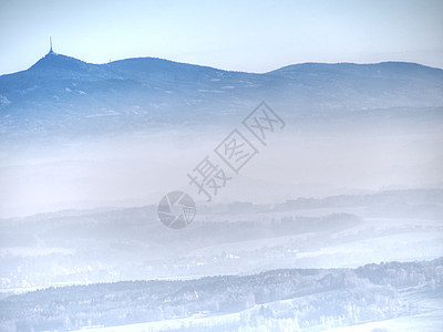 蓝雾在Landscape的圆形山丘上方阴影天空树梢天气湿度场景林地调子季节全景图片