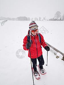 运动体身女运动员用红雪鞋快速走路图片