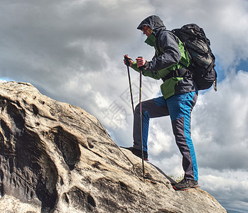 爬高 背背着徒步登山的登山者图片