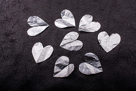 心形切出黑色背景上的金属纸婚礼庆典工匠礼物精神浪漫图片