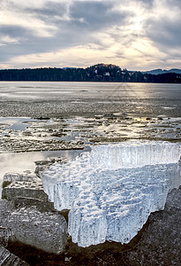 在融化的冰层下暴露了海岸 靠近冰和深水之间的边色彩立方体戏剧性暖色调冻结视图气候旅行边缘自然图片