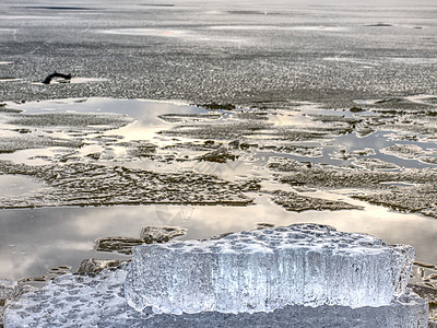 在融化的冰层下暴露了海岸 靠近冰和深水之间的边边缘自然立方体海洋冻结气候冰川视图水晶戏剧性图片