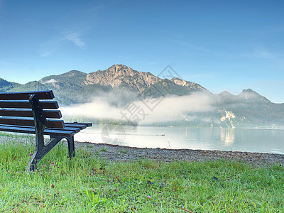 湖的风景与长椅 在前景准备放松图片