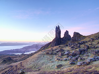 著名的暴露石块 史托尔的老人 在斯凯岛北山丘地标远足蓝色旅行岩石石峰天空高地海岸旅游图片