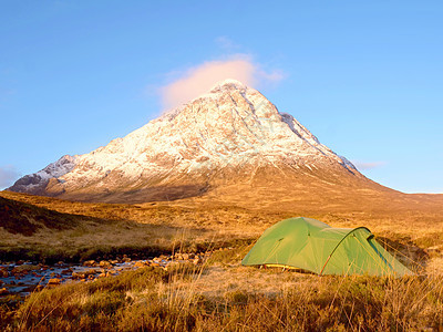 绿色帐篷和雪山峰 在苏格兰的希格兰 一个阳光灿烂的冬日图片