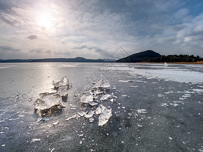 冰冻湖上的厚冰碎裂 阳光照耀雪花旅游日落旅行冻结裂缝季节裂痕寒冷架子图片