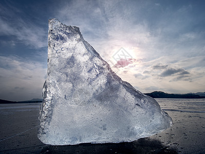 浮在开阔海洋中的雪花上的冰山碎片 粉色日落巨石气候场景力量生态蓝色风景裂缝旅游昆布图片