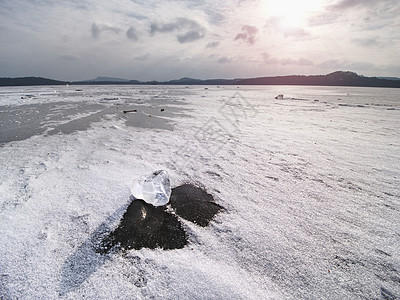 冰山和太阳漂浮在厚厚的冰盖上人类行为水平反射旅游环境冷冻全球极夜状态图片