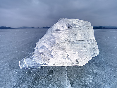 冰雪花和压碎的冰 在黑暗 冰冷和平坦的地面上水晶冰川行为裂痕天气变化立方体冰箱人类冰块图片