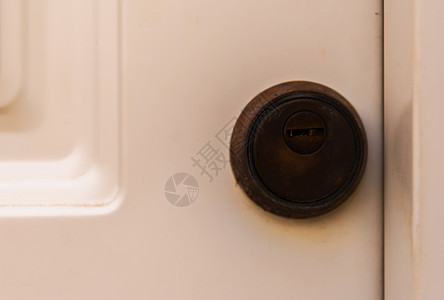 旧门上锁的木门家庭安全钥匙腐蚀房子隐私出口入口金属古董警卫圆柱图片