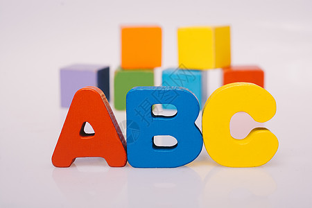 彩色字母 abc 字母和彩色建筑布学习插图游戏智力童年时间阅读木头立方体英语图片
