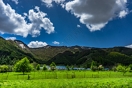 环绕高加索高地格鲁吉亚部分地区旅行运动山峰风景山链地标绿色天空古道飞行图片