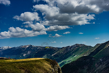 环绕高加索高地格鲁吉亚部分地区旅行地标山链风景飞行运动天空绿色古道山峰图片