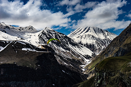 环绕高加索高地格鲁吉亚部分地区旅行绿色古道溪流飞行风景天空山峰蓝色运动山链图片