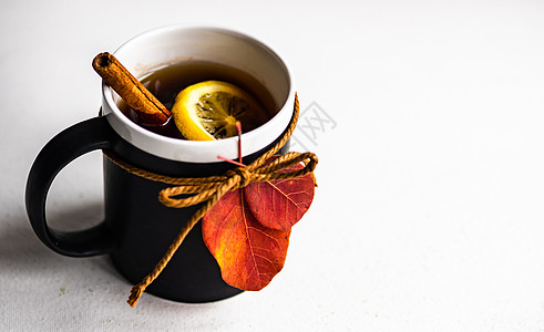 泥加茶和柠檬香料饮料肉桂时间红色树叶桌子红茶杯子黄色图片