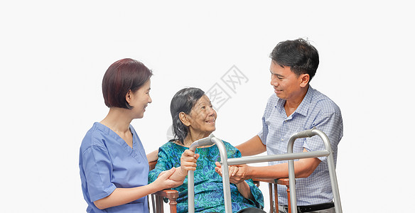 儿子照顾年长的母亲 与照料者一起坐在轮椅上护理父母医院女士保健药品老年卫生退休照顾者图片