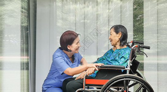 与照顾者交谈的年长妇女幸福女士药品父母老年医院祖母卫生情感母亲保健图片