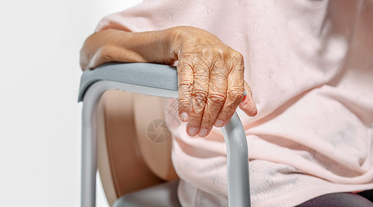 使用流动马桶座椅的老年妇女退休老化机动性浴室移动医学人员残疾人帮助厕所图片