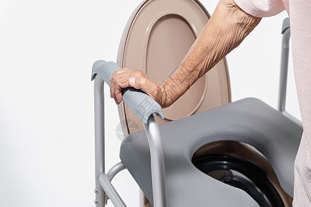 使用流动马桶座椅的老年妇女女士安全医学卫生间女性栏杆残疾人退休老化浴室图片