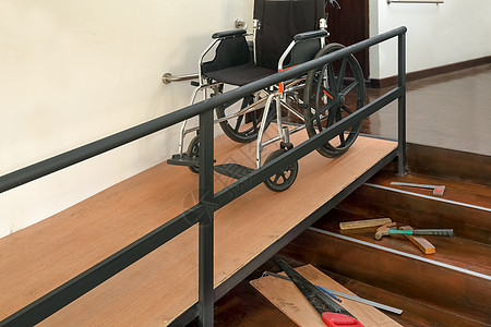 改善住房 为家中老年人和老人安装轮椅坡道家庭内老年人运输楼梯照顾者木匠祖母安全脚步服务人士房子图片