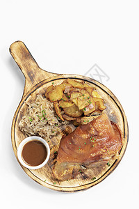 传统的德国猪肉关节 配有酸菜和土豆乡村白色推介会餐厅食物猪蹄美食木头托盘图片