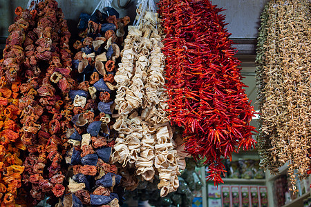 在土耳其集市挂起的蔬菜 太阳晒干胡椒香料玉米厨房植物干菜市场食物产品旅游图片