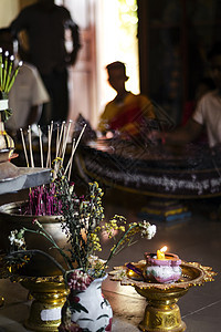 在坎波迪亚的寺庙举行佛教仪式 详细介绍内地圣殿艺术佛教徒花朵场景宗教高棉语神社宝塔项目罐子图片
